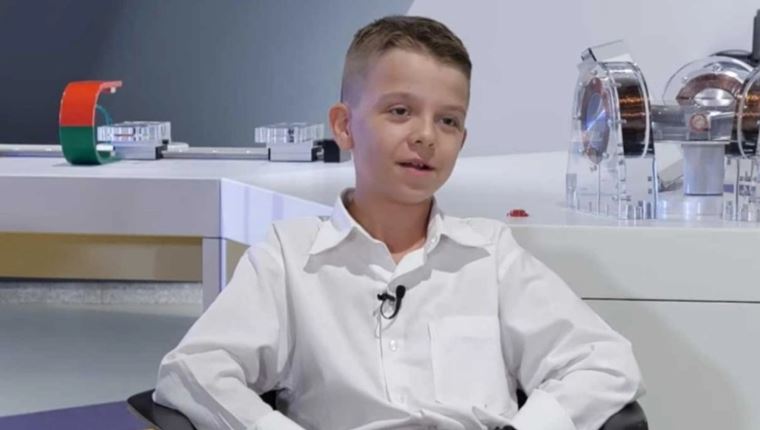 Γιατί όλοι θαυμάζουν τα γεμάτα συντηρητισμό λόγια ενός λαμπρού 13χρονου Έλληνα