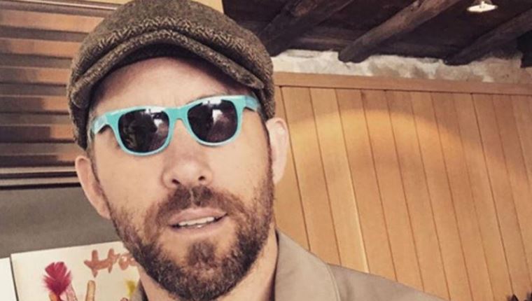 Ο Ryan Reynolds έχει κάτι να σου πει για τη μόδα των tiny sunglasses