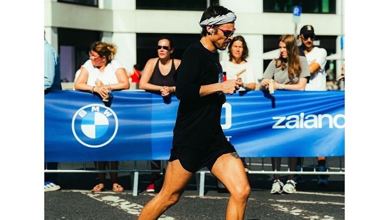 Με αυτά τα παπούτσια έκανε ρεκόρ ο Harry Styles στον μαραθώνιο του Βερολίνου