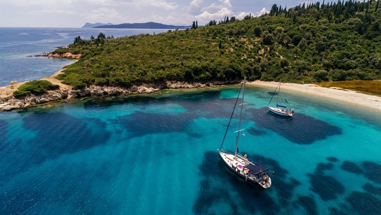 Το απομονωμένο ελληνικό νησί που λατρεύουν οι ισχυρότεροι άνθρωποι του πλανήτη