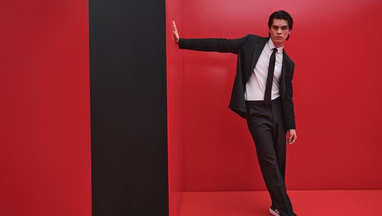 Η HUGO παρουσιάζει next-level tailoring καμπανια για την Άνοιξη/Καλοκαίρι 2025: για μια νέα γενιά τολμηρού στυλ
