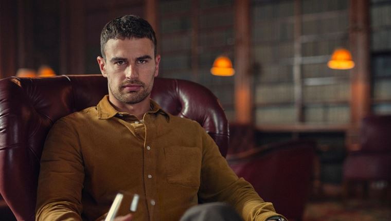 Theo James, o ελληνικής καταγωγής ηθοποιός που πρωταγωνιστεί στο The Gentlemen