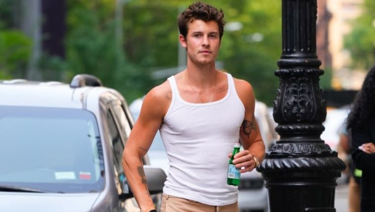 Στιλάτος με απλό φανελάκι αυτό το καλοκαίρι