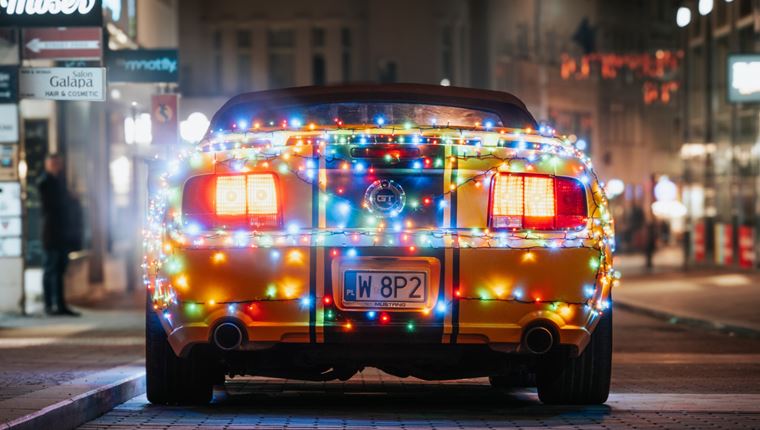 Χριστουγεννιάτικα λαμπάκια στο αυτοκίνητο: είναι παράνομα ή όχι στην Ελλάδα;