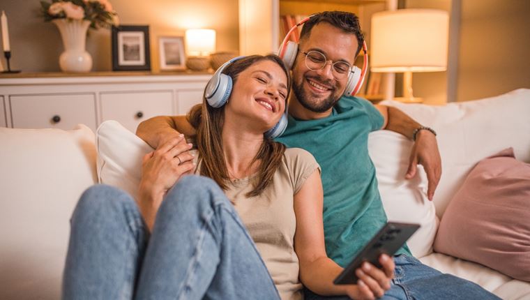 Γιατί συνδέουμε πρώην σχέσεις μας με τραγούδια