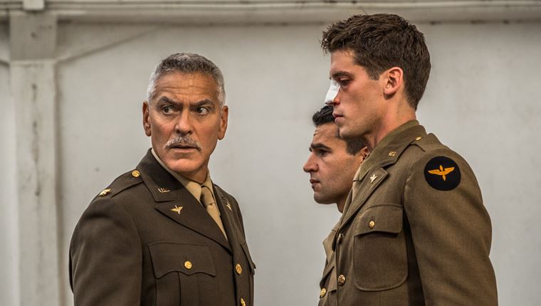 Ο George Clooney ζει την παράνοια του πολέμου στο trailer του Catch-22