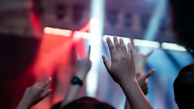 Ποιοι διοργανώνουν τα κορονοπάρτι στις πλατείες