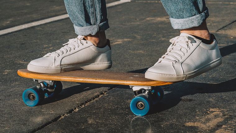 Ένα style hack για να σβήσεις τις τσακίσεις στα δερμάτινα sneakers