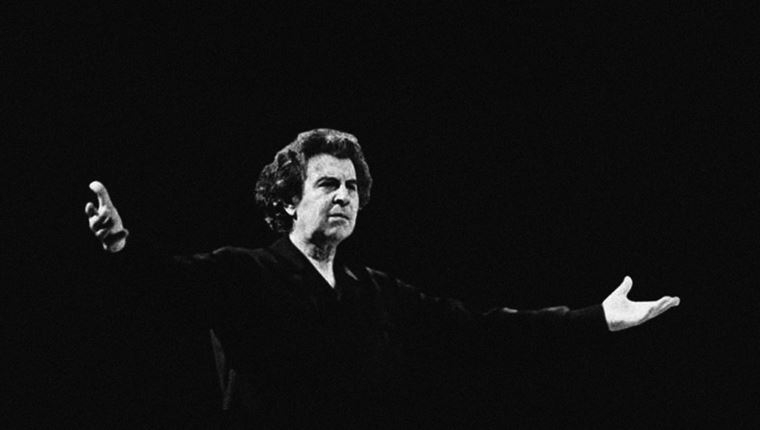 Η ιστορία των Ελλήνων μεταναστών στις Η.Π.Α για τον Μίκη Θεοδωράκη