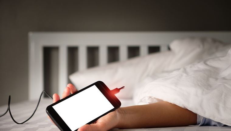 Καταστρέφεται η μπαταρία του κινητού αν το φορτίζεις όλο το βράδυ, ή όχι;