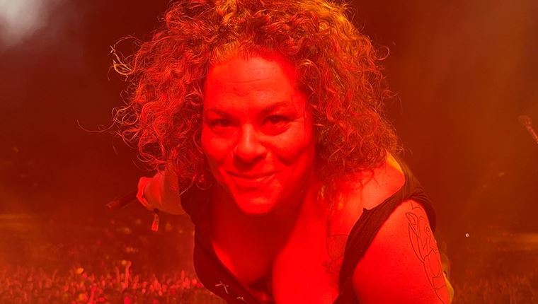 Ναι, η Ματούλα Ζαμάνη έβγαλε την μπλούζα της