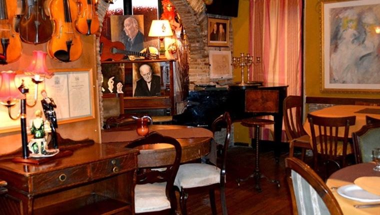 Το αγαπημένο στέκι του Μάνου Χατζιδάκι και η ιστορία του