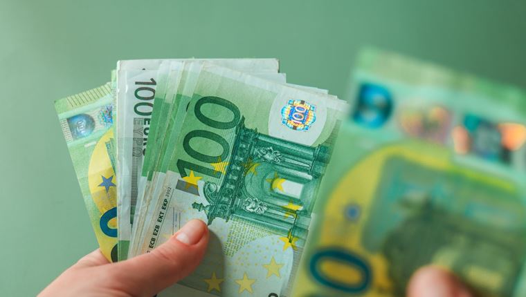 Ιδιωτικοί υπάλληλοι στην Ελλάδα: τι μισθό παίρνουν και πόσες ώρες δουλεύουν