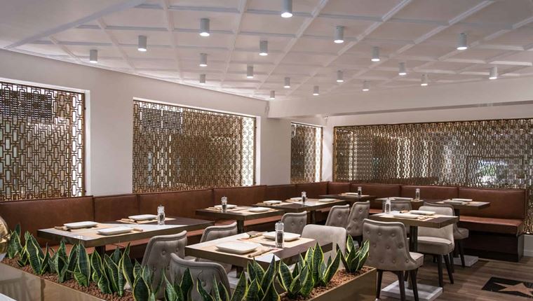 Το nice n easy στο Κολωνάκι ανακαινίστηκε, ανανεώθηκε και ανοίγει τις πράσινες πόρτες του για να γιορτάσει τα 10 του χρόνια