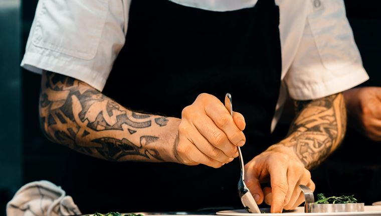 Ποιος είναι ο πασίγνωστος τηλεοπτικός σεφ που οδηγείται στη φυλακή για χρέη στο Δημόσιο