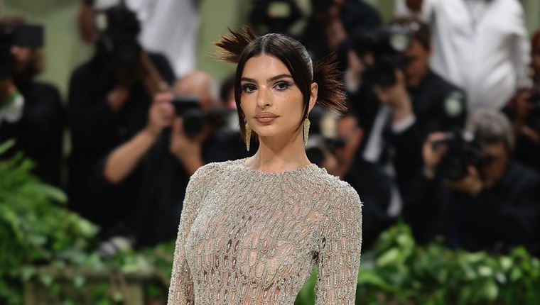 Η Emily Ratajkowski είναι ο καύσωνας αυτοπροσώπως