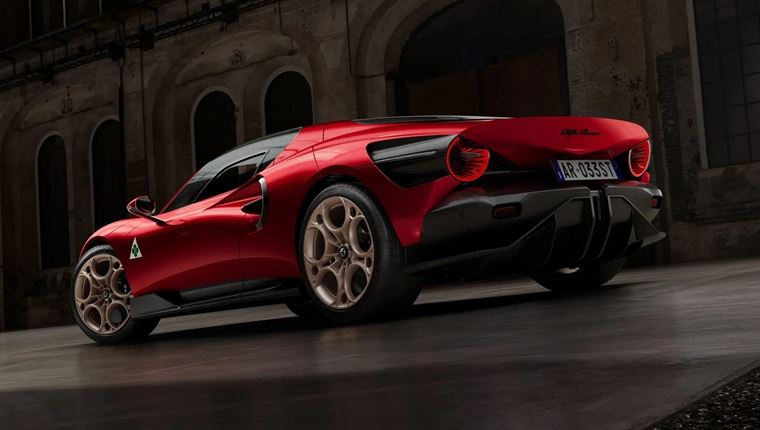 Η υπέροχη Alfa Romeo 33 Stradale αγγίζει τα 333 km/h (video)