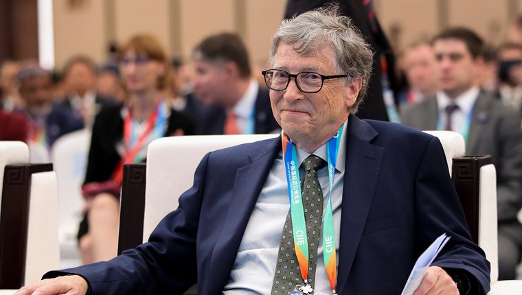 Συνωμοσιολόγοι κατηγορούν τον Bill Gates για την πανδημία
