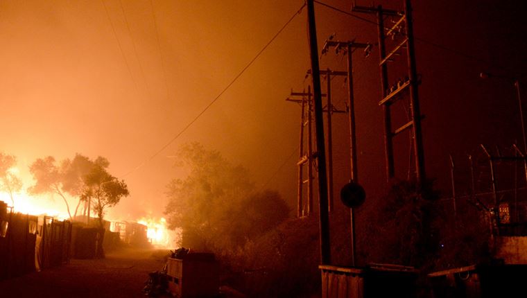 Το φως της ημέρας έδειξε το μέγεθος της καταστροφής του καταυλισμού στην Μόρια