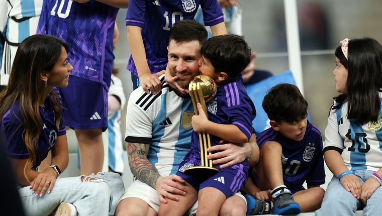 Ο Messi χάθηκε στην αγκαλιά των παιδιών του μετά τον θρίαμβο