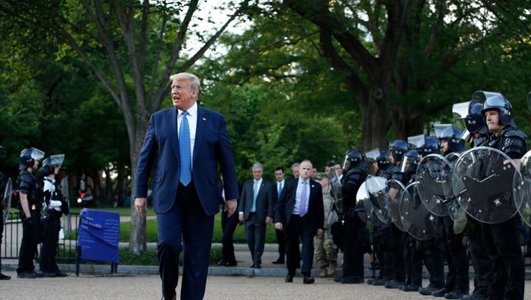 Ο Donald Trump μηνύεται για την προσπάθεια φίμωσης των social media