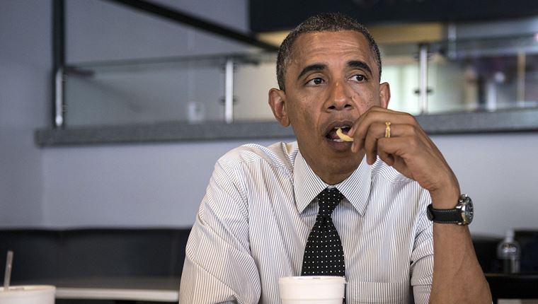 Η διακριτική γοητεία του να τρως έξω μόνος