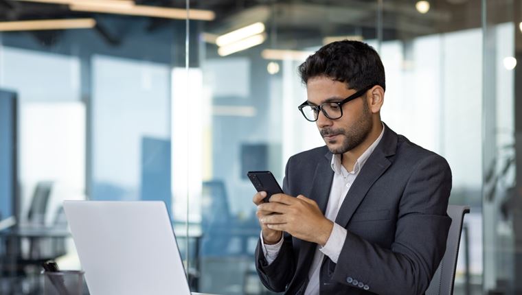 5 κόλπα για να μην αποσπάται η προσοχή σου από το κινητό στη δουλειά