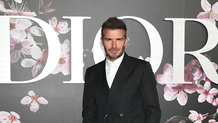 Ο David Beckham δείχνει πώς φοριέται το κοστούμι με sneakers τον χειμώνα