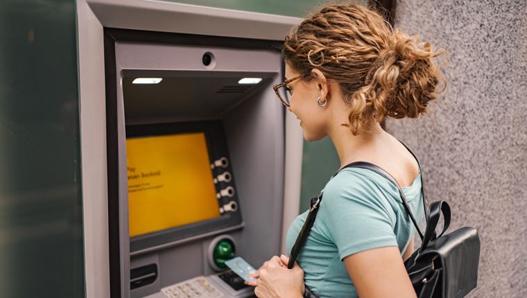 Παρέμβαση της κυβέρνησης για τις χρεώσεις στα ATM