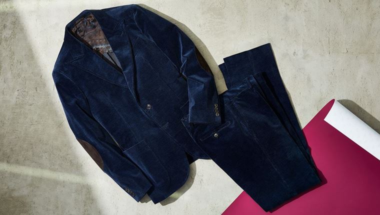 Το κοτλέ κοστούμι κοιτά στα μάτια το βελούδινο