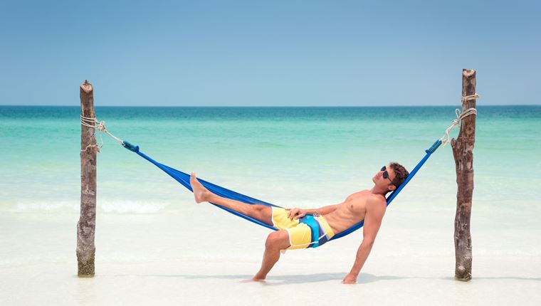 Τα εμπριμέ μαγιό είναι η πιο hype τάση του καλοκαιριού