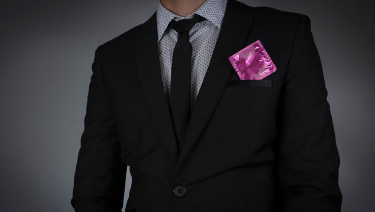 Τα ύστερα του κόσμου: 1 στους 8 άντρες παίρνει μαζί του προφυλακτικό σε κηδεία