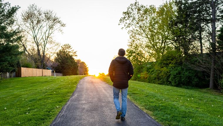 H μικρή συνήθεια στο περπάτημα που θα σε απαλλάξει από πόνους στα γόνατα