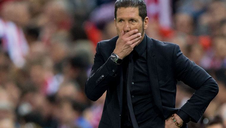 Μαύρο πουκάμισο: Διάσημοι άντρες δείχνουν πώς φοριέται σωστά και λάθος