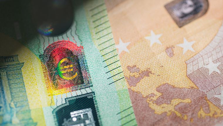Γιατί πέφτει το ευρώ και τι σημαίνει αυτό για την ελληνική οικονομία;