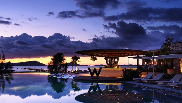 Στο W Costa Navarino για Electro Vibes, γενέθλια με Σάκη Ρουβά και κορυφαία καλοκαιρινά events