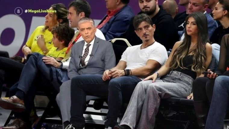 Ο Νίκος Ευαγγελάτος μόλις 'έκατσε' στα court seats της Uber Arena, δίπλα στον Δημήτρη Γιαννακόπουλο