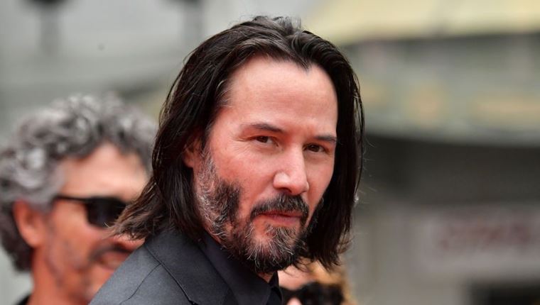 Μόνο ο Keanu Reeves μπορεί να συνδυάσει έτσι το κοστούμι