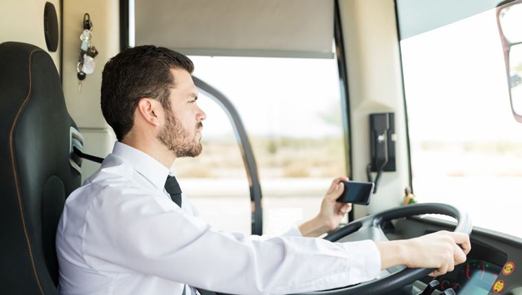 Οδηγός ΚΤΕΛ τερματίζει το multitasking με τσιγάρο και κινητό ενώ οδηγεί (video)