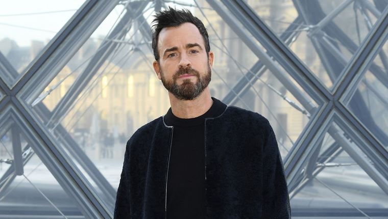 Το blue black look του Justin Theroux