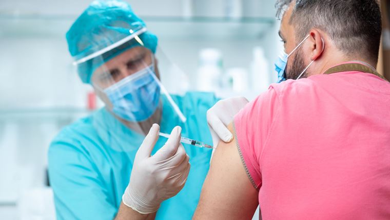 Διαθέσιμα όλα τα εμβόλια για τις ηλικίες 30-34