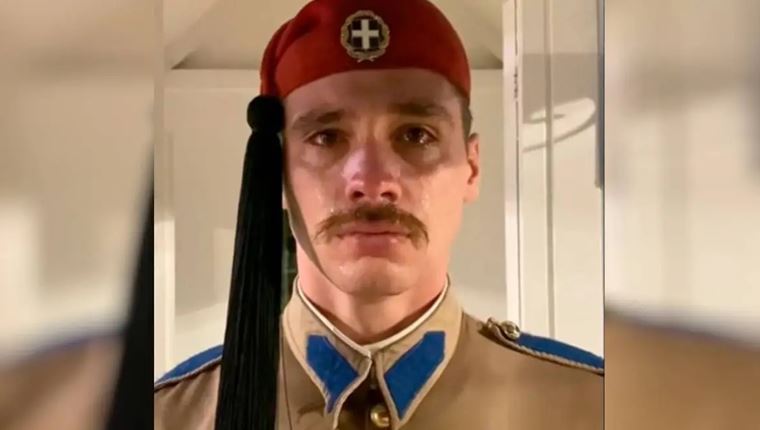 Ποιος είναι ο Εύζωνας που έγινε viral επειδή συγκινήθηκε