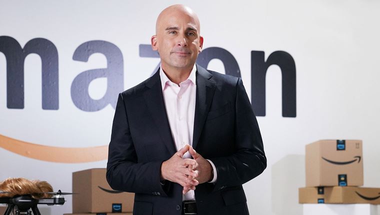 Ο Steve Carell ντύνεται Jeff Bezos και τρολάρει ασύστολα τον Trump