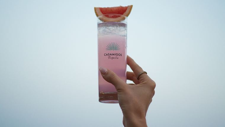 Απολαμβάνοντας τη ζωή με την Casamigos, την τεκίλα των φίλων