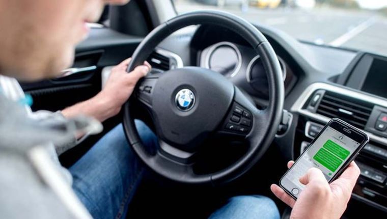 Οι 5 περισπασμοί που πρέπει να αποφεύγεις όταν οδηγείς