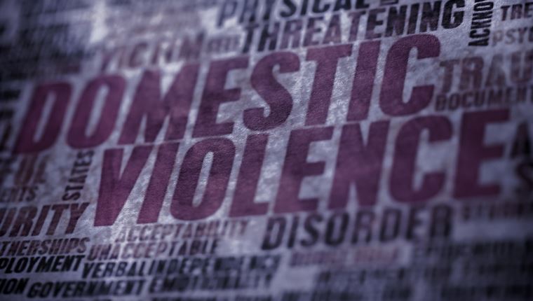 30 καταγγελίες και 14 συλλήψεις για ενδοοικογενειακή βία σε 24 ώρες