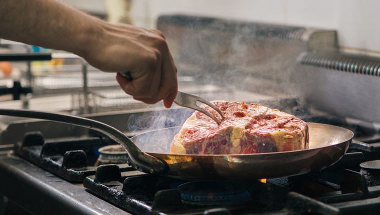 Πώς να ψήσεις σωστά, απλά και γρήγορα μια μοσχαρίσια μπριζόλα