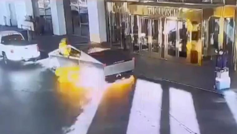 Έκρηξη σε Tesla Cybertruck: Πώς το ηλεκτρικό pickup έσωσε κόσμο