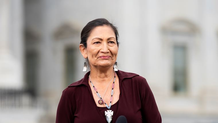 Deb Haaland, η πρώτη ιθαγενής σε αμερικανική κυβέρνηση