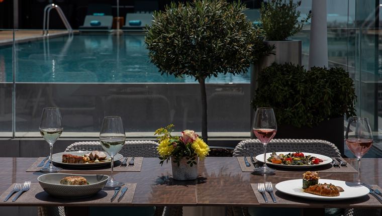 Το Athens Capital Hotel υποδέχεται το καλοκαίρι με το νέο μενού του Mappemonde Rooftop Restaurant Bar